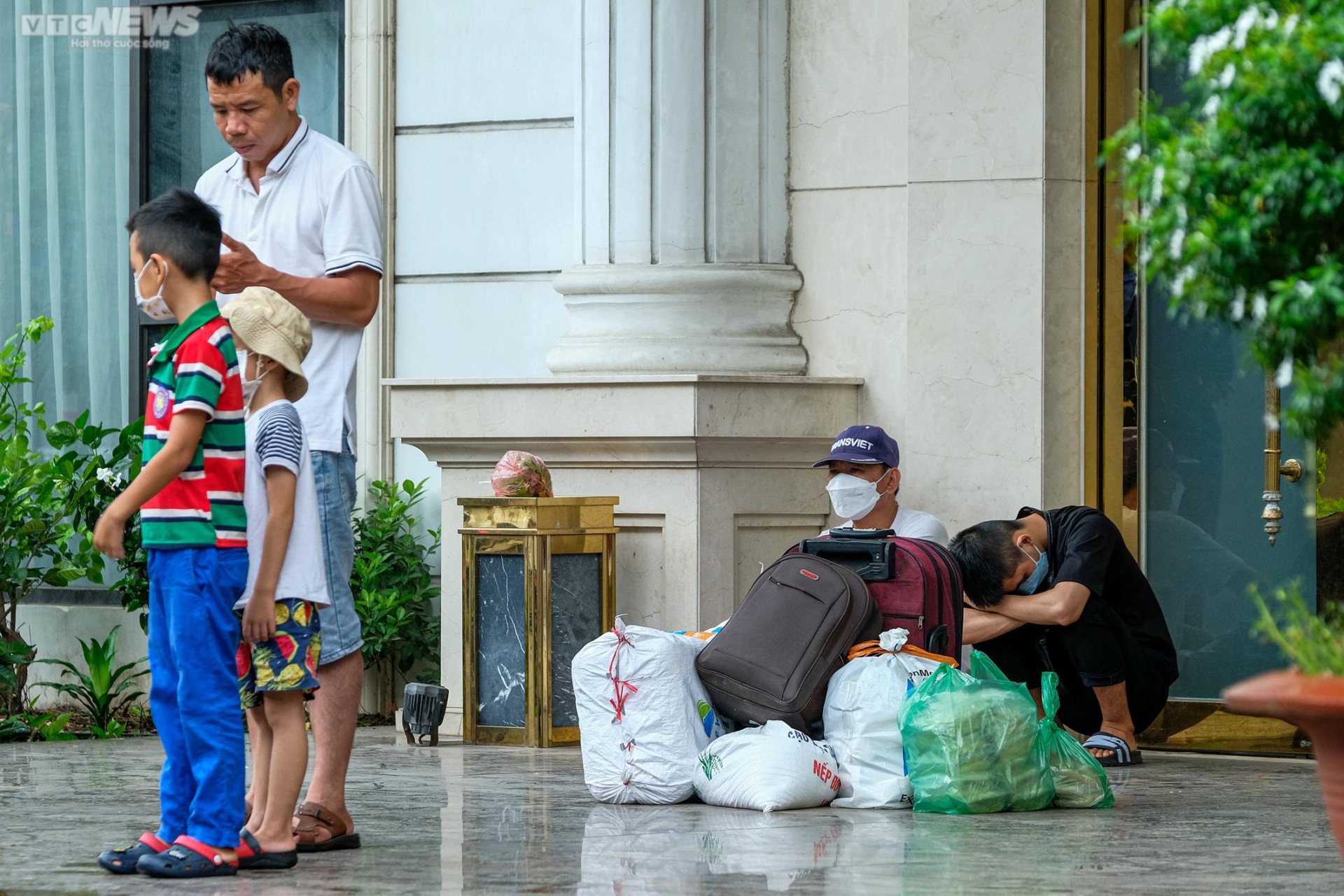 Đường phố Hà Nội ùn tắc, dân đứng chôn chân trong cơn mưa lớn ngày đầu nghỉ lễ - Ảnh 8.