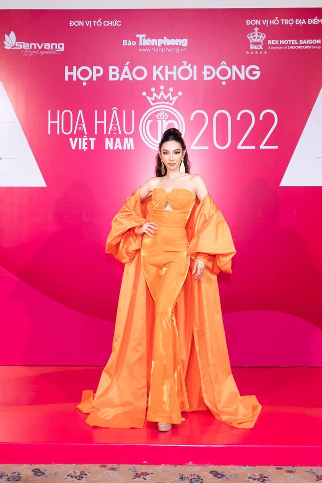 Chán khoe vòng 1 lấp ló, Hoa hậu Thùy Tiên chuyển sang khoe đôi chân dài miên man - Ảnh 7.