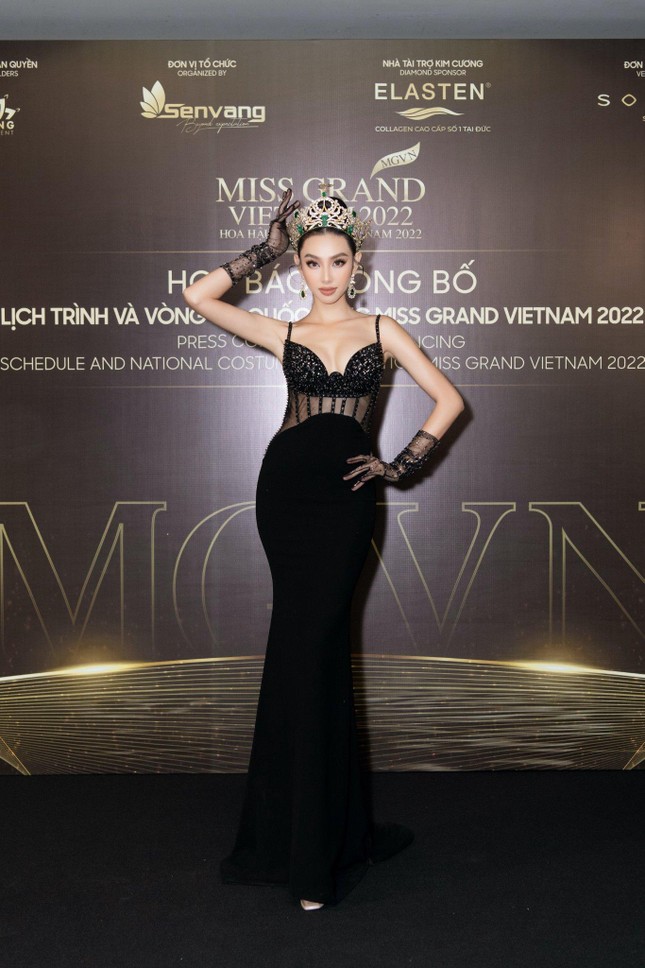 Chán khoe vòng 1 lấp ló, Hoa hậu Thùy Tiên chuyển sang khoe đôi chân dài miên man - Ảnh 6.