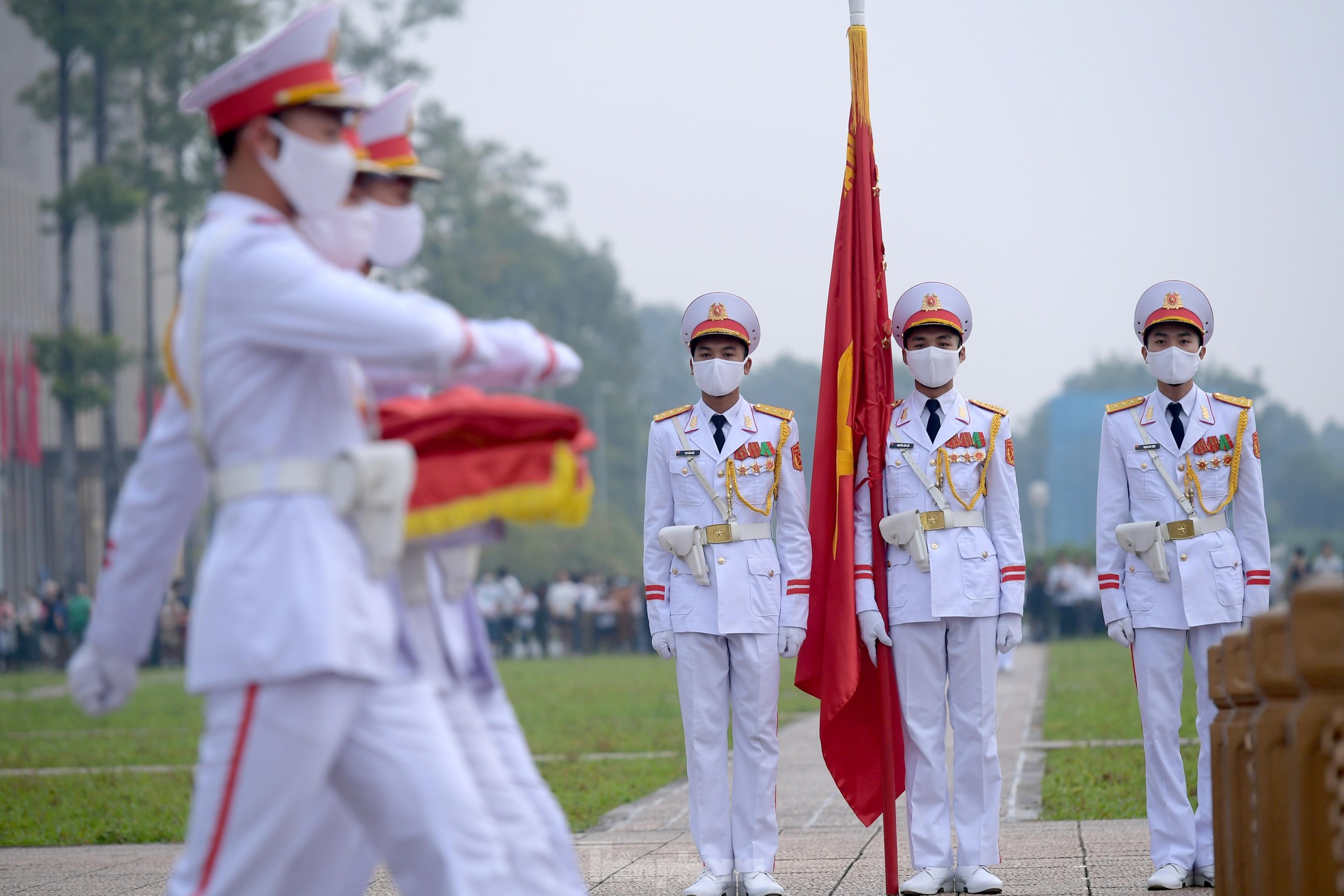 Thiêng liêng lễ thượng cờ trên quảng trường Ba Đình - Ảnh 4.