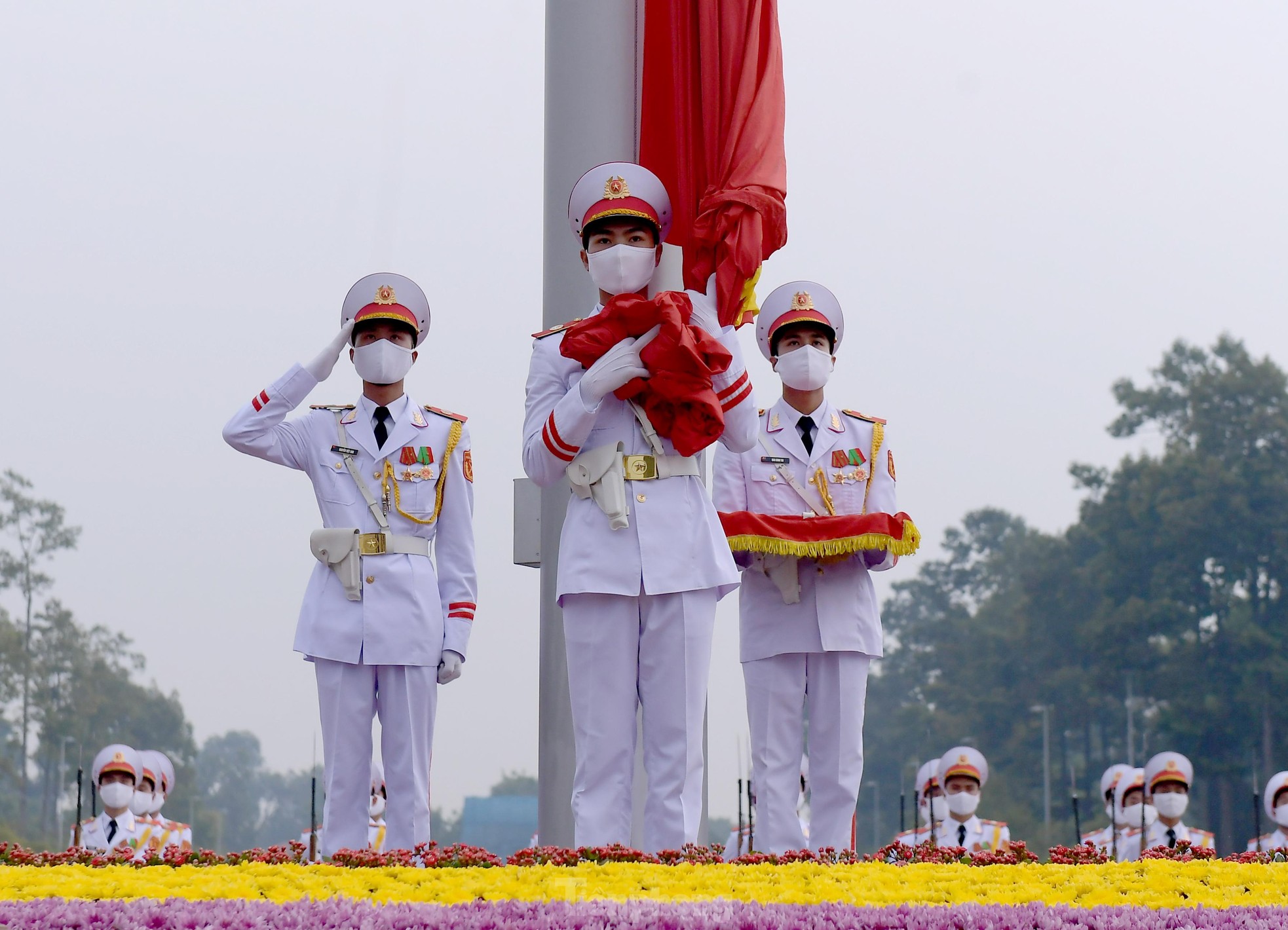 Thiêng liêng lễ thượng cờ trên quảng trường Ba Đình - Ảnh 7.