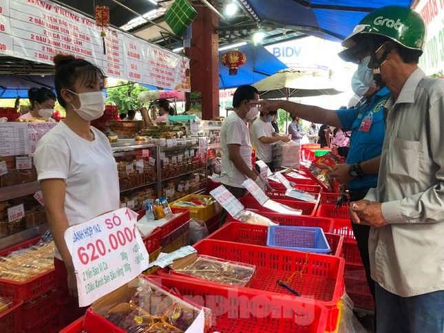 Bánh trung thu độc lạ hút khách ở TPHCM - Ảnh 4.