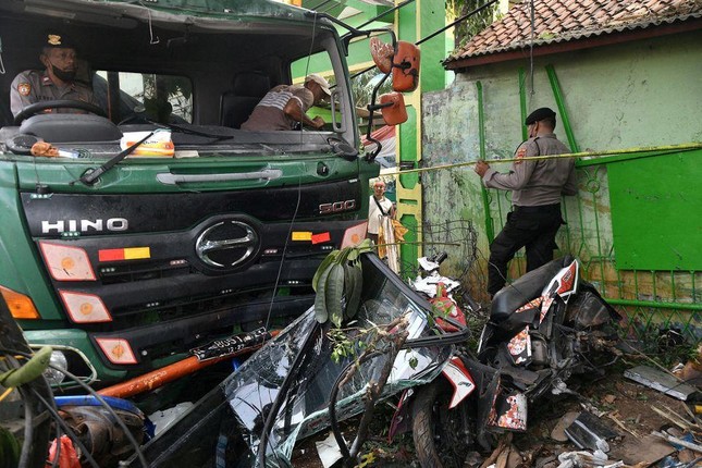 Indonesia: Xe tải gây tai nạn trước cổng trường học, 30 người thương vong - Ảnh 1. Indonesia: Xe tải gây tai nạn trước cổng trường học, 30 người thương vong - Ảnh 1.