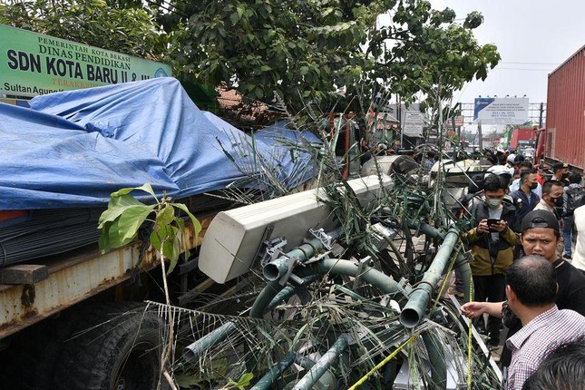 Indonesia: Xe tải gây tai nạn trước cổng trường học, 30 người thương vong - Ảnh 2.