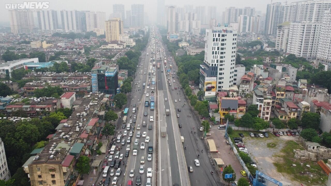 Đường phố Hà Nội ùn tắc, dân đứng chôn chân trong cơn mưa lớn ngày đầu nghỉ lễ - Ảnh 1.