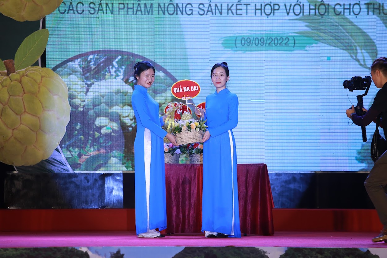 Lễ hội Na Chi Lăng Lạng Sơn: 1 quả na dai được đấu giá gần 100 triệu đồng - Ảnh 2.