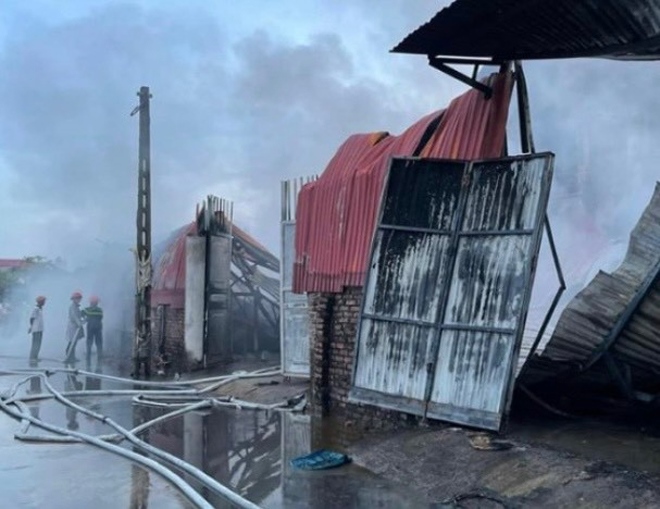 Cháy cơ sở sản xuất chăn ga gối đệm ở Hà Nội, 3 người bị thương - Ảnh 2.