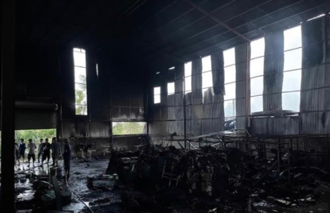 Cháy cơ sở sản xuất chăn ga gối đệm ở Hà Nội, 3 người bị thương - Ảnh 3.