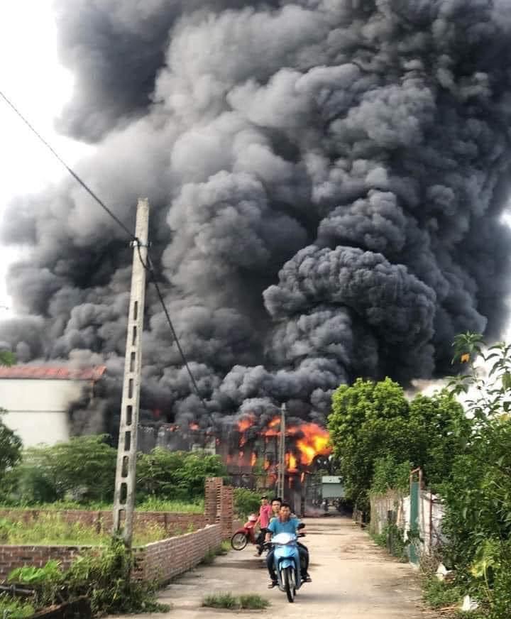 Cháy cơ sở sản xuất chăn ga gối đệm ở Hà Nội, 3 người bị thương - Ảnh 1.