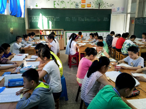 Những nguyên tắc giáo dục ở Trung Quốc: Học 14 tiếng mỗi ngày, không được sử dụng máy tính cầm tay - Ảnh 1.