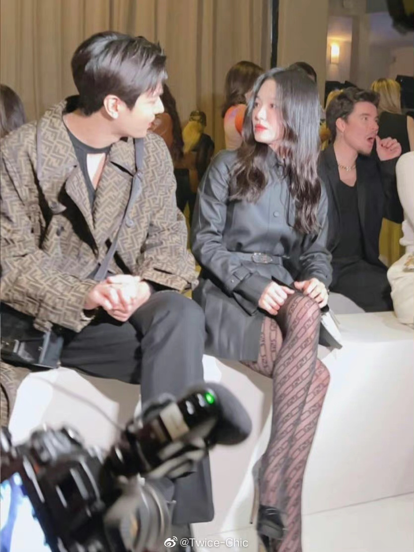 Bức ảnh gây náo loạn showbiz hôm nay: Lee Min Ho ngồi cạnh Song Hye Kyo, gấp đôi nhan sắc là đây - Ảnh 4.