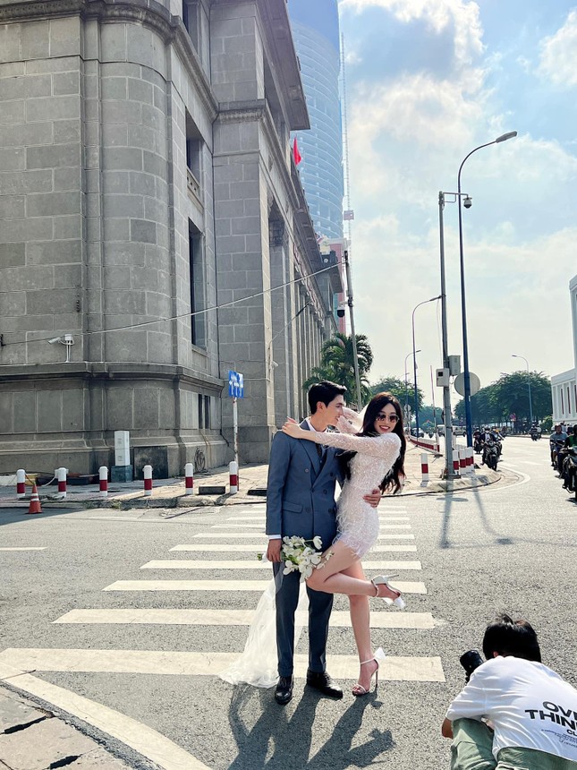 Hé lộ hậu trường chụp ảnh cưới của Á hậu Phương Nga và diễn viên Bình An khiến fans xôn xao - Ảnh 1.