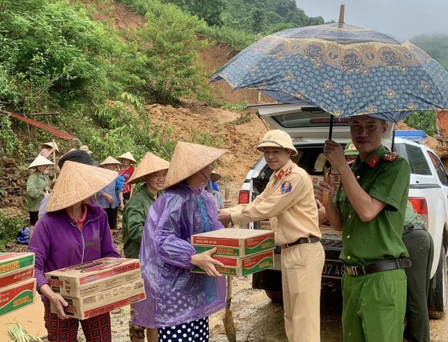 Lạnh người với vết nứt lớn chạy xuyên một bản làng ở Nghệ An - Ảnh 4.