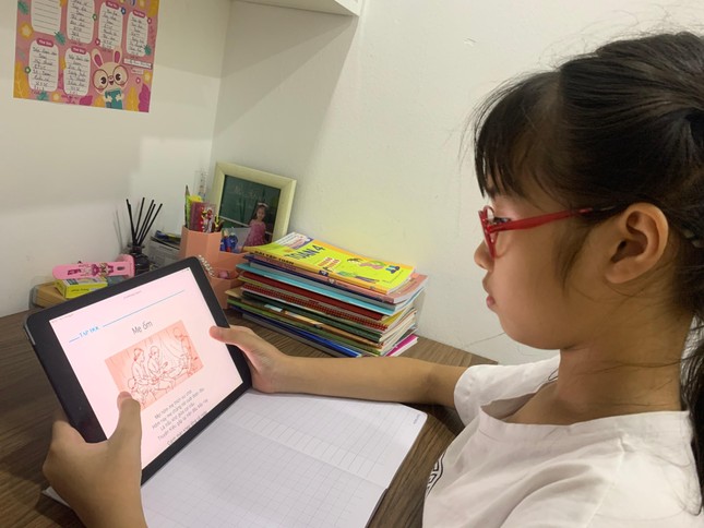 Sách giáo khoa điện tử: 'Gái đẹp' vẫn ế - Ảnh 1.