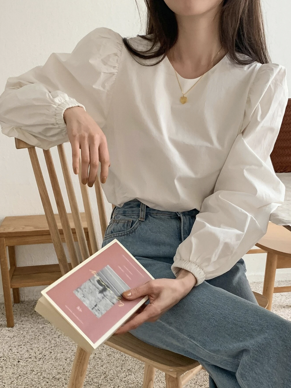 Nếu chuộng phong cách tối giản thanh lịch, bạn hãy học cách sắm đồ giống nữ blogger người Hàn này - Ảnh 2.