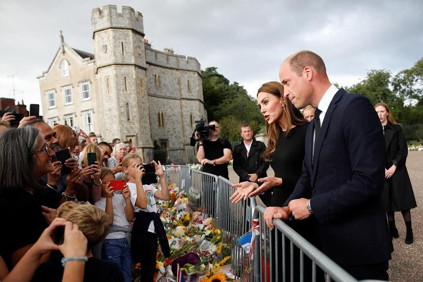 Nữ hoàng Elizabeth II băng hà: Điều bất ngờ bên ngoài lâu đài Windsor - Ảnh 3.