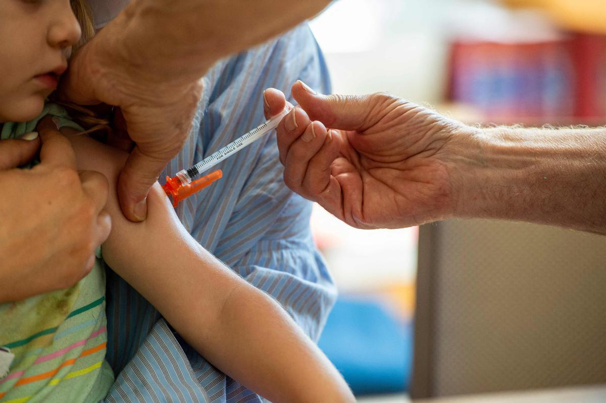 Canada phê duyệt vaccine COVID-19 cho trẻ từ 6 tháng đến 4 tuổi - Ảnh 1.