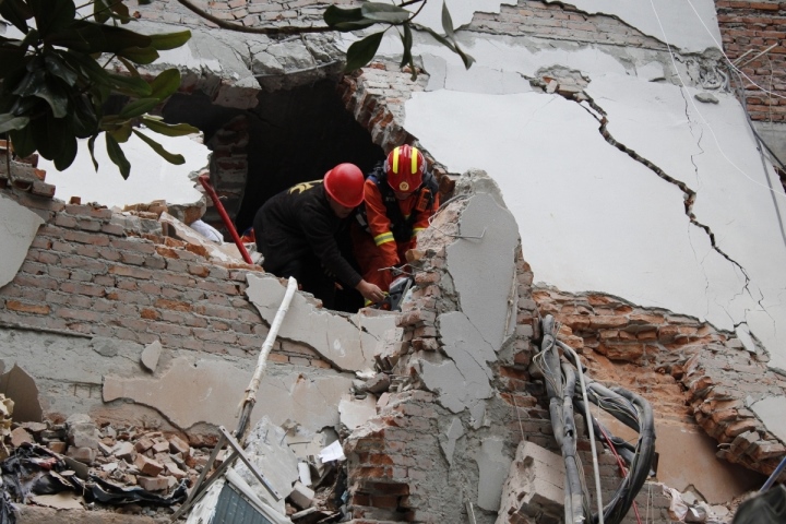93 người thiệt mạng, hơn 2.700 dư chấn sau động đất ở Tứ Xuyên - Ảnh 1.