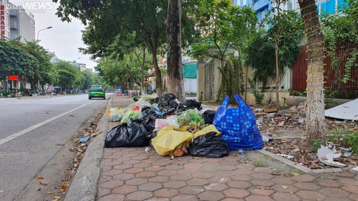 Công nhân vệ sinh môi trường bỏ việc, đường phố Bắc Ninh ngập rác thải - Ảnh 2.