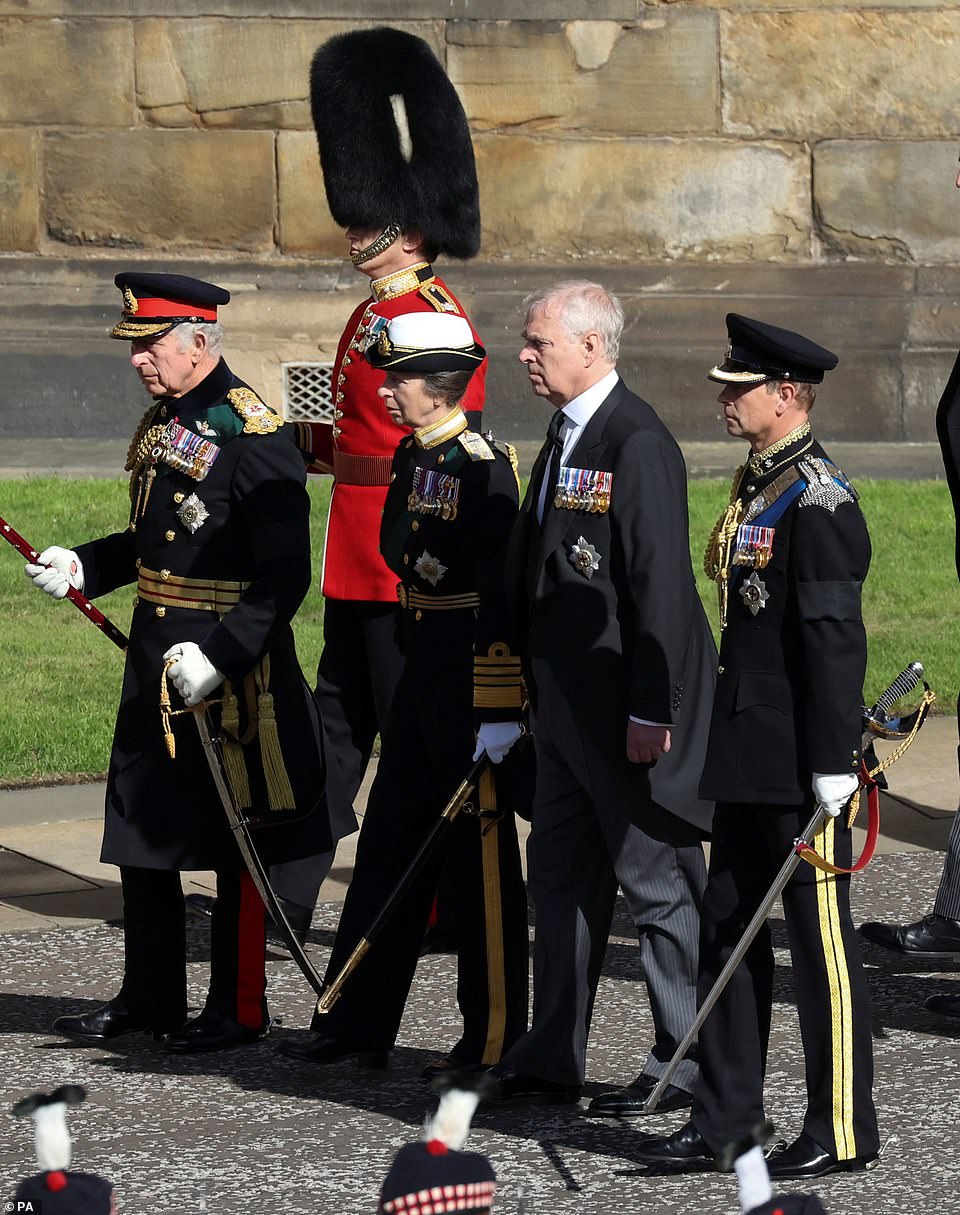 Khoảnh khắc diệu kỳ trên linh cữu Nữ hoàng Elizabeth II - Ảnh 2.