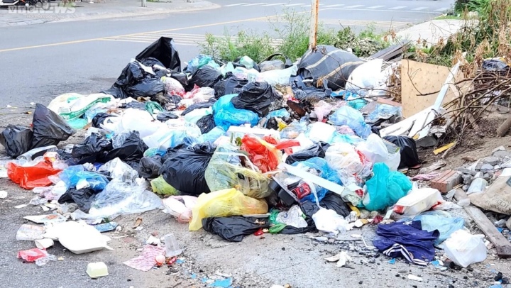 Công nhân vệ sinh môi trường bỏ việc, đường phố Bắc Ninh ngập rác thải - Ảnh 8.