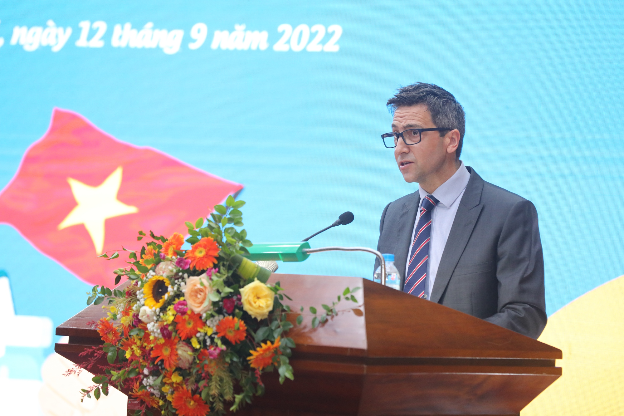 WHO Việt Nam: Dịch COVID-19 chưa thể kiểm soát được hoàn toàn trước năm 2023 - Ảnh 2.