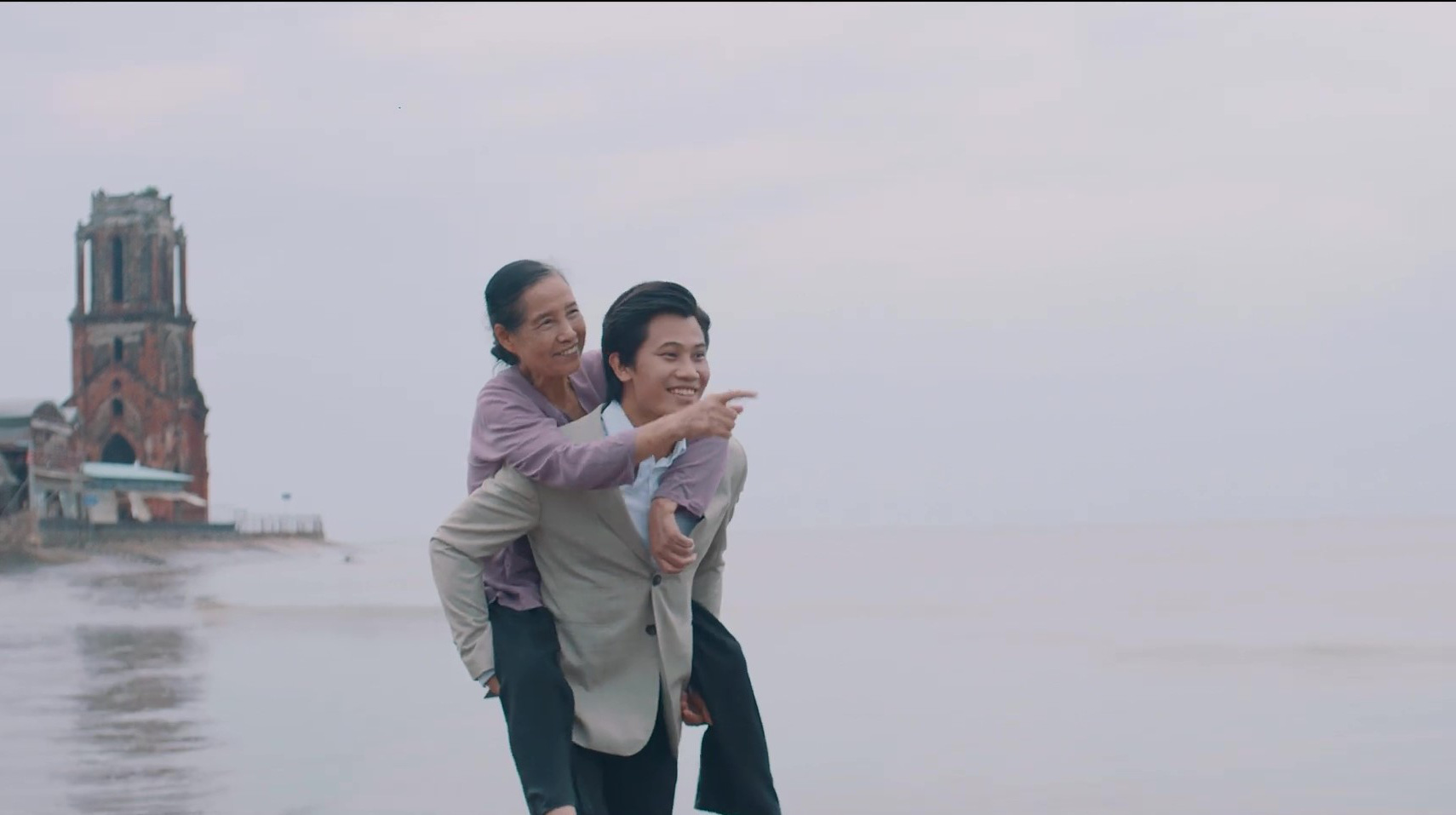 Quách Thu Phương vào vai người mẹ lam lũ trong MV mới của ca sĩ Khánh Loan - Ảnh 2.