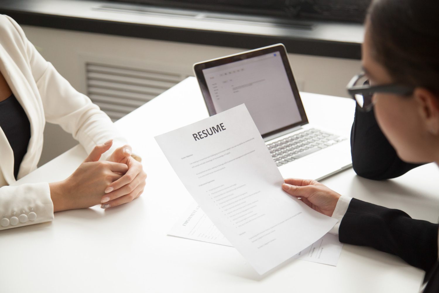 6 triệu tin tuyển dụng yêu cầu ứng viên sở hữu "kỹ năng giao tiếp": Phải mô tả trong CV ra sao để trúng tuyển ngay? - Ảnh 3. 6 triệu tin tuyển dụng yêu cầu ứng viên sở hữu "kỹ năng giao tiếp": Phải mô tả trong CV ra sao để trúng tuyển ngay? - Ảnh 3.