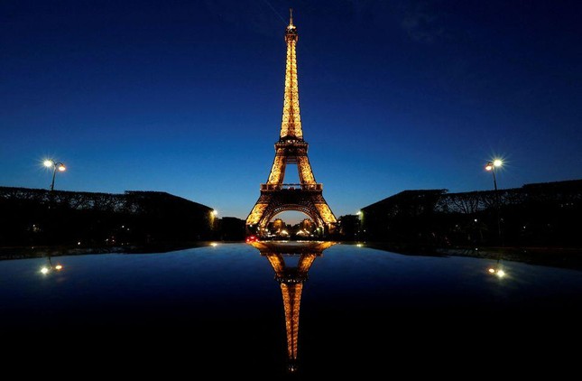 Tháp Eiffel bị tắt điện sớm hơn vì Pháp ‘đói’ năng lượng - Ảnh 1.