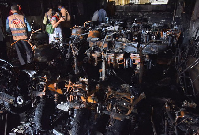 Cháy tại phòng trưng bày xe điện ở Ấn Độ khiến 8 người thiệt mạng - Ảnh 1.