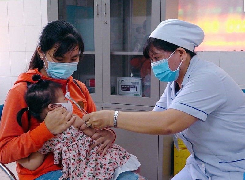 TP Hồ Chí Minh hết vaccine phòng bệnh sởi và bạch hầu, ho gà, uốn ván - Ảnh 1.