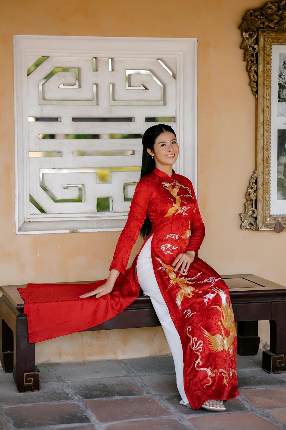 Hoa hậu Ngọc Hân khoe dáng với áo dài, nón lá ở cố đô Huế - Ảnh 6.