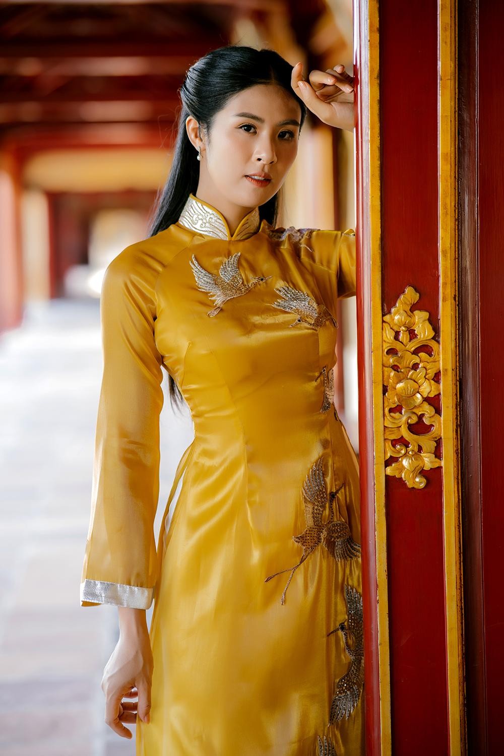 Hoa hậu Ngọc Hân khoe dáng với áo dài, nón lá ở cố đô Huế - Ảnh 9.