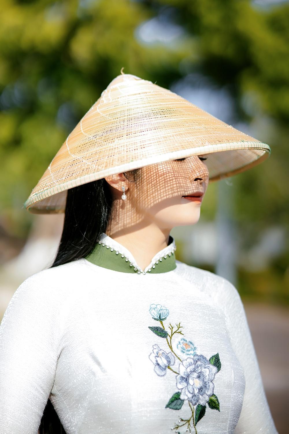 Hoa hậu Ngọc Hân khoe dáng với áo dài, nón lá ở cố đô Huế - Ảnh 4.