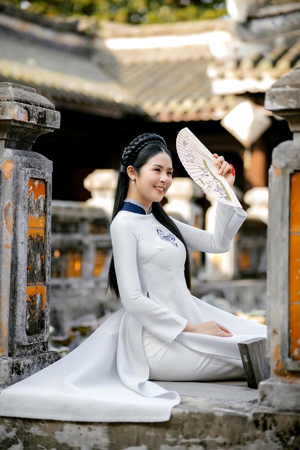 Hoa hậu Ngọc Hân khoe dáng với áo dài, nón lá ở cố đô Huế - Ảnh 1.
