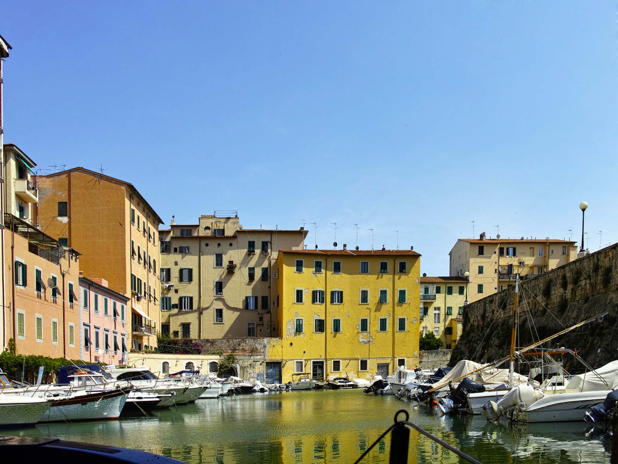 Thành phố mang tiếng 'dị biệt' vùng Tuscany, e ấp ẩn mình giữa Florence và Pisa danh tiếng - Ảnh 7.
