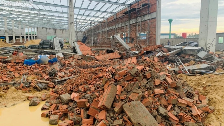 Sập tường nhà máy trong khu công nghiệp ở Bình Định, nhiều người thương vong - Ảnh 1.