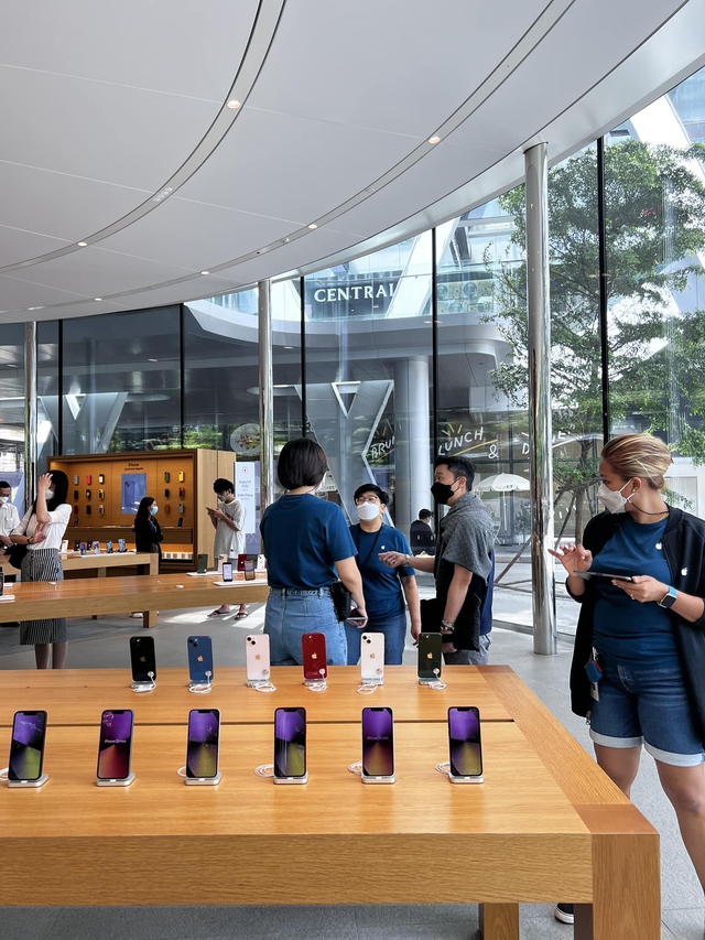 Người Việt sang Singapore, Thái Lan xếp hàng mua iPhone 14 có nguy cơ 'tay trắng' ra về - Ảnh 3. Người Việt sang Singapore, Thái Lan xếp hàng mua iPhone 14 có nguy cơ 'tay trắng' ra về - Ảnh 3.