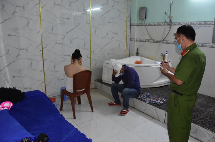 CLIP: Thu giữ cuốn sổ ghi chép hoạt động tại cơ sở massage kích dục - Ảnh 1. CLIP: Thu giữ cuốn sổ ghi chép hoạt động tại cơ sở massage kích dục - Ảnh 1.