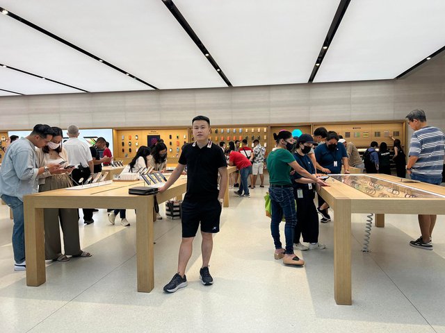 Người Việt sang Singapore, Thái Lan xếp hàng mua iPhone 14 có nguy cơ 'tay trắng' ra về - Ảnh 2. Người Việt sang Singapore, Thái Lan xếp hàng mua iPhone 14 có nguy cơ 'tay trắng' ra về - Ảnh 2.
