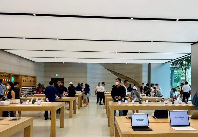 Người Việt sang Singapore, Thái Lan xếp hàng mua iPhone 14 có nguy cơ 'tay trắng' ra về - Ảnh 1. Người Việt sang Singapore, Thái Lan xếp hàng mua iPhone 14 có nguy cơ 'tay trắng' ra về - Ảnh 1.