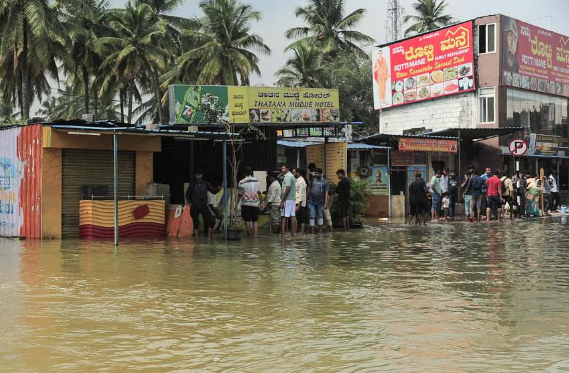 Cơn mưa lớn nhất sau nhiều thập kỷ lộ ra góc khuất của 'Thung lũng Silicon' nức tiếng tại Ấn Độ - Ảnh 2.
