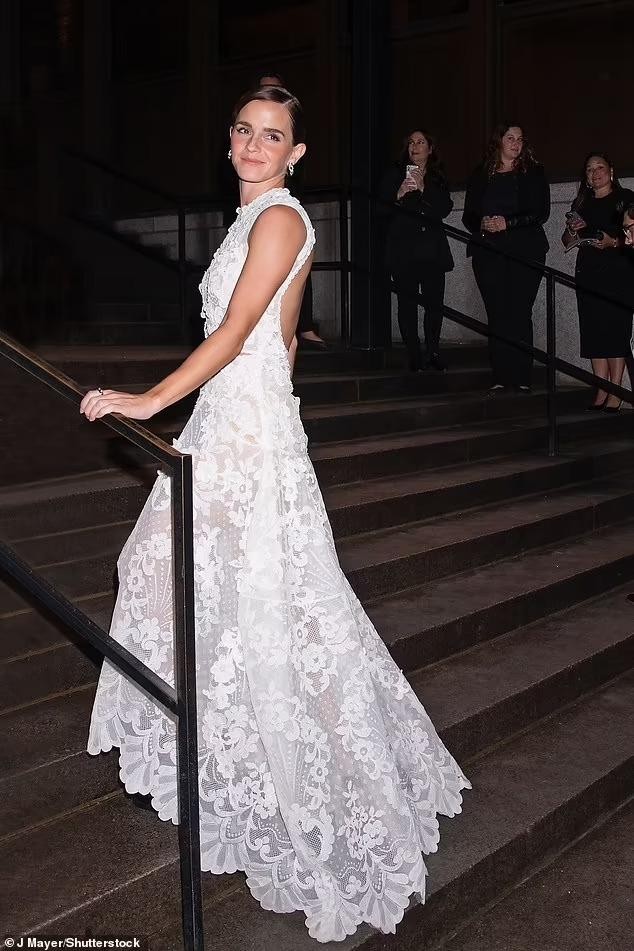 Emma Watson lộ da lão hóa - Ảnh 1.