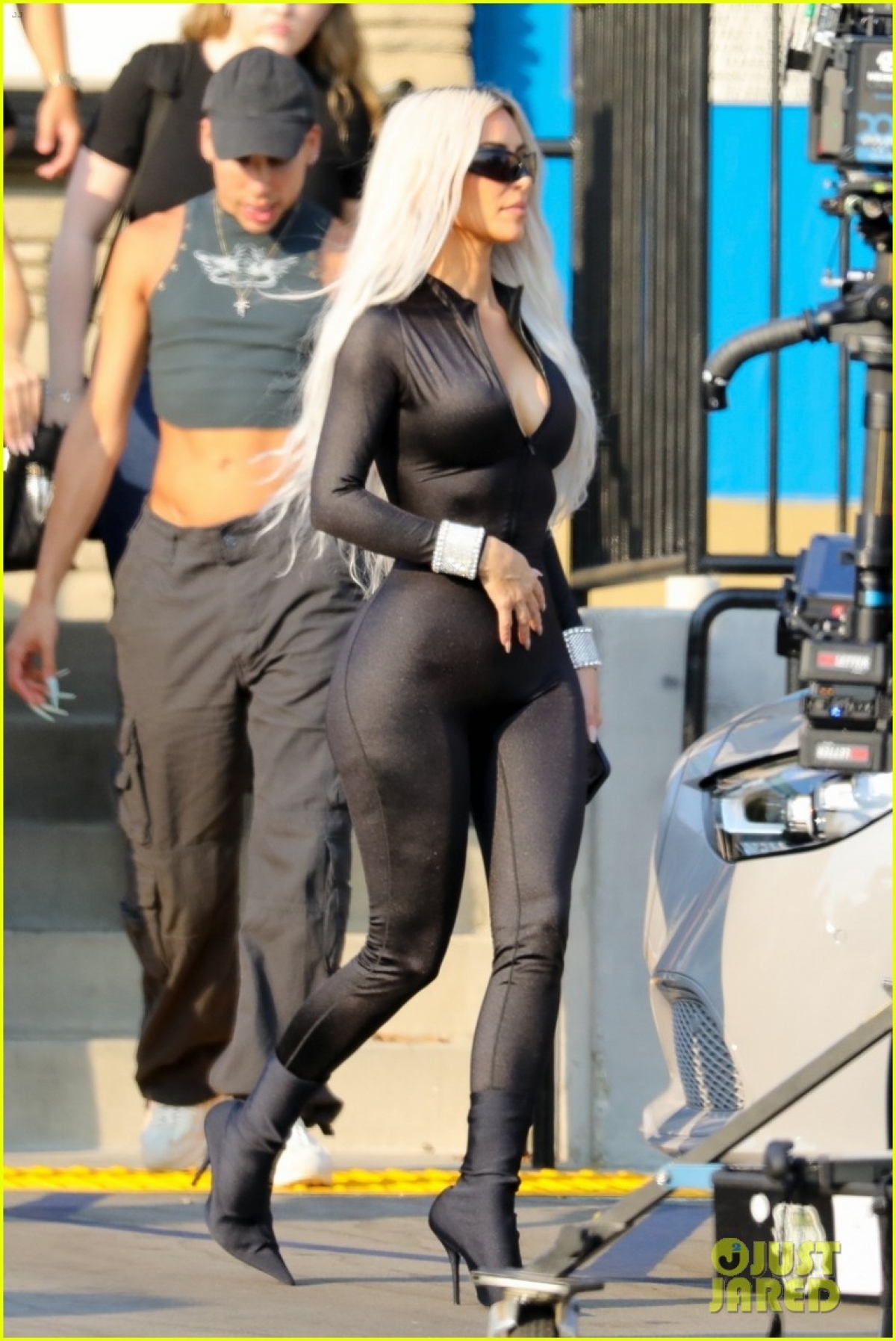 Kim Kardashian diện jumpsuit nóng bỏng, khoe eo 'con kiến' trên phố - Ảnh 3.