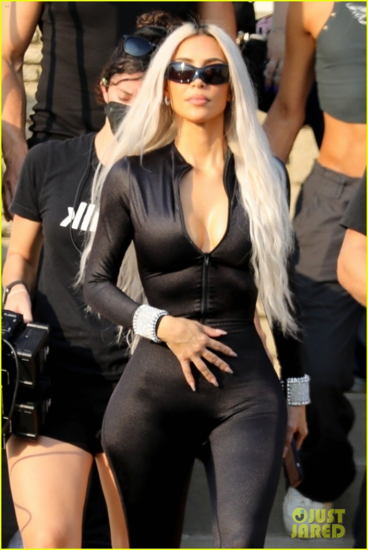 Kim Kardashian diện jumpsuit nóng bỏng, khoe eo 'con kiến' trên phố - Ảnh 2.