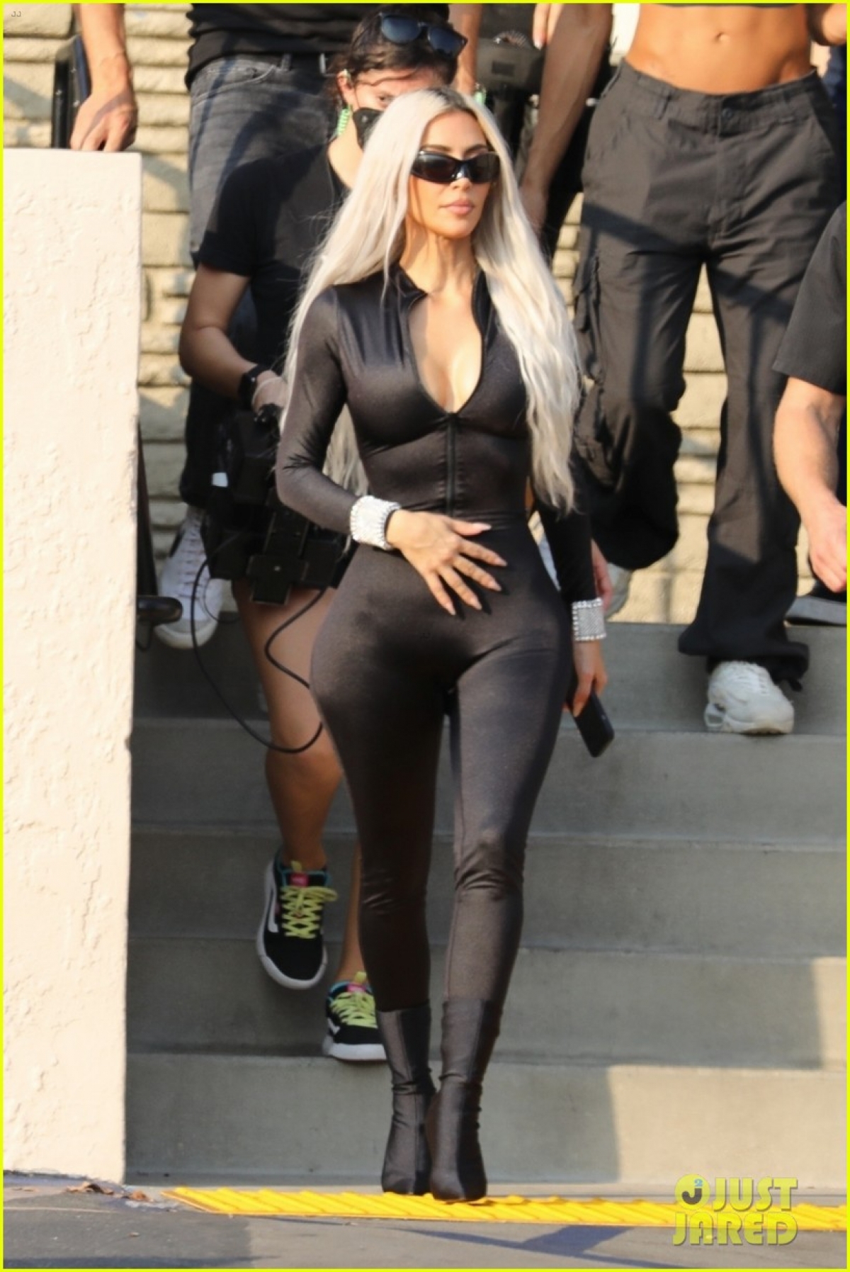 Kim Kardashian diện jumpsuit nóng bỏng, khoe eo 'con kiến' trên phố - Ảnh 7.