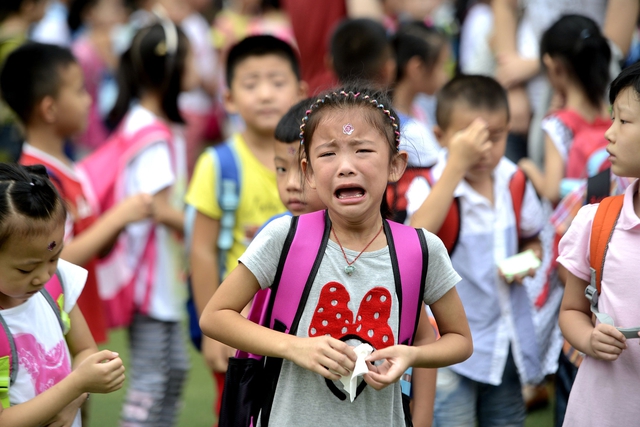 Hiểu rõ nguyên nhân trẻ hay khóc mỗi khi đến trường để không quát mắng con - Ảnh 2.