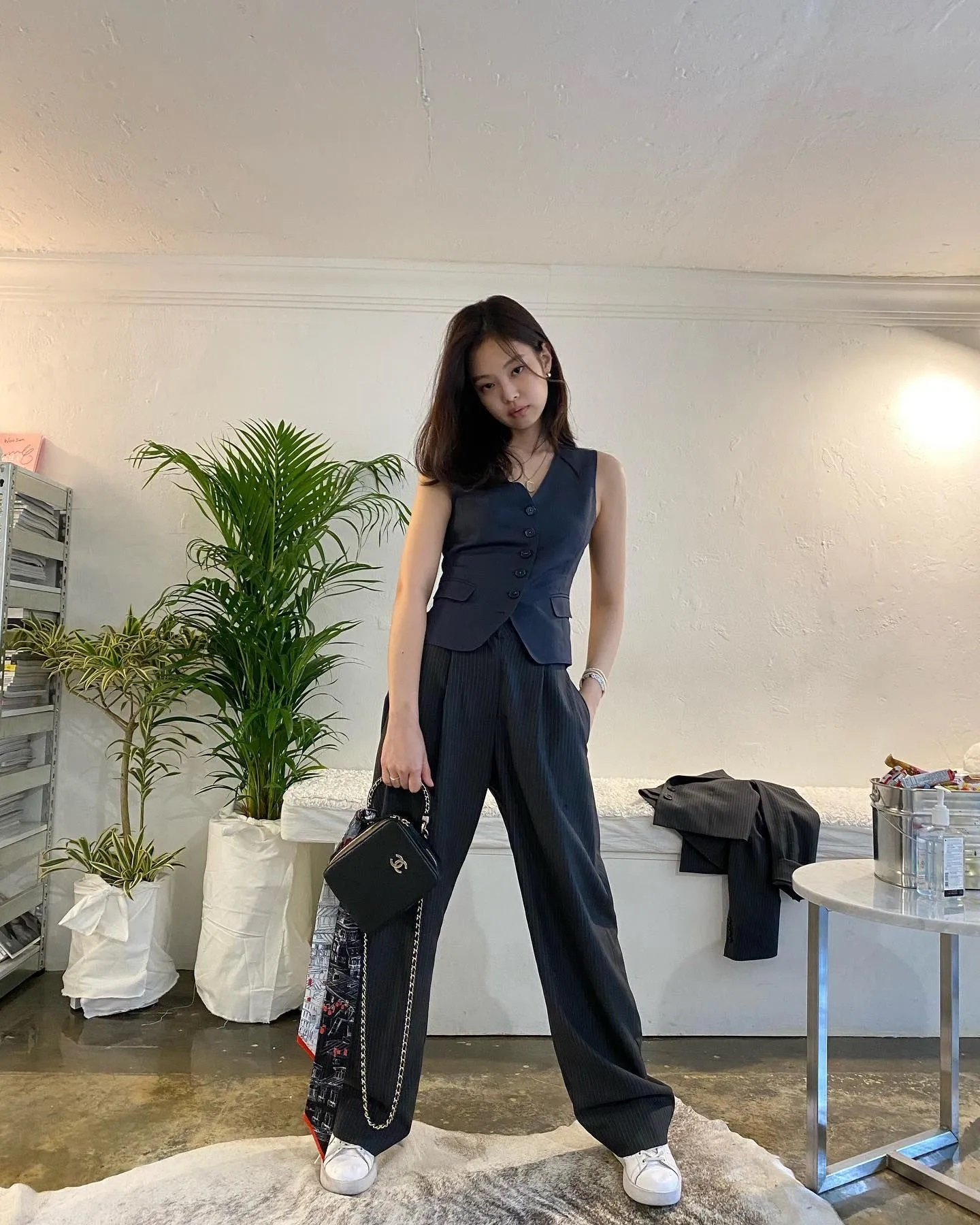 Song Hye Kyo, Jisoo… diện áo gile sang chảnh, "ăn gian" tuổi trẻ trung - Ảnh 6. Song Hye Kyo, Jisoo… diện áo gile sang chảnh, "ăn gian" tuổi trẻ trung - Ảnh 6.