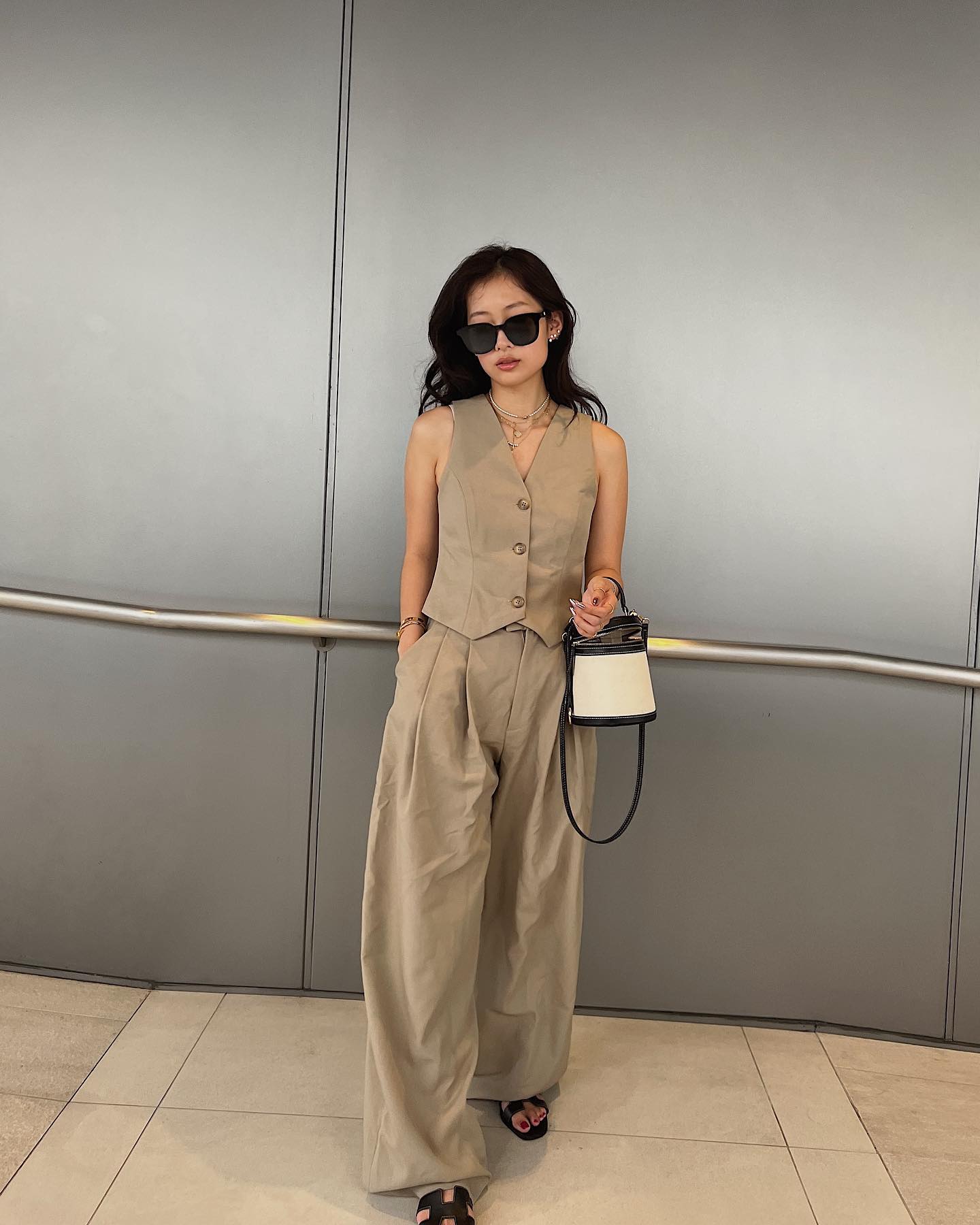 Song Hye Kyo, Jisoo… diện áo gile sang chảnh, "ăn gian" tuổi trẻ trung - Ảnh 8. Song Hye Kyo, Jisoo… diện áo gile sang chảnh, "ăn gian" tuổi trẻ trung - Ảnh 8.