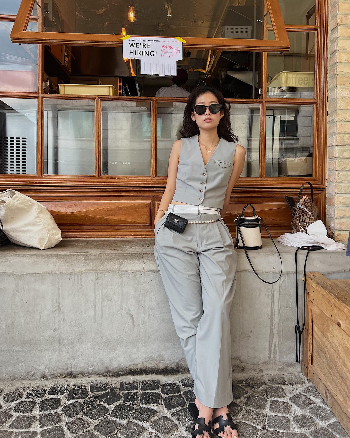 Song Hye Kyo, Jisoo… diện áo gile sang chảnh, "ăn gian" tuổi trẻ trung - Ảnh 9. Song Hye Kyo, Jisoo… diện áo gile sang chảnh, "ăn gian" tuổi trẻ trung - Ảnh 9.